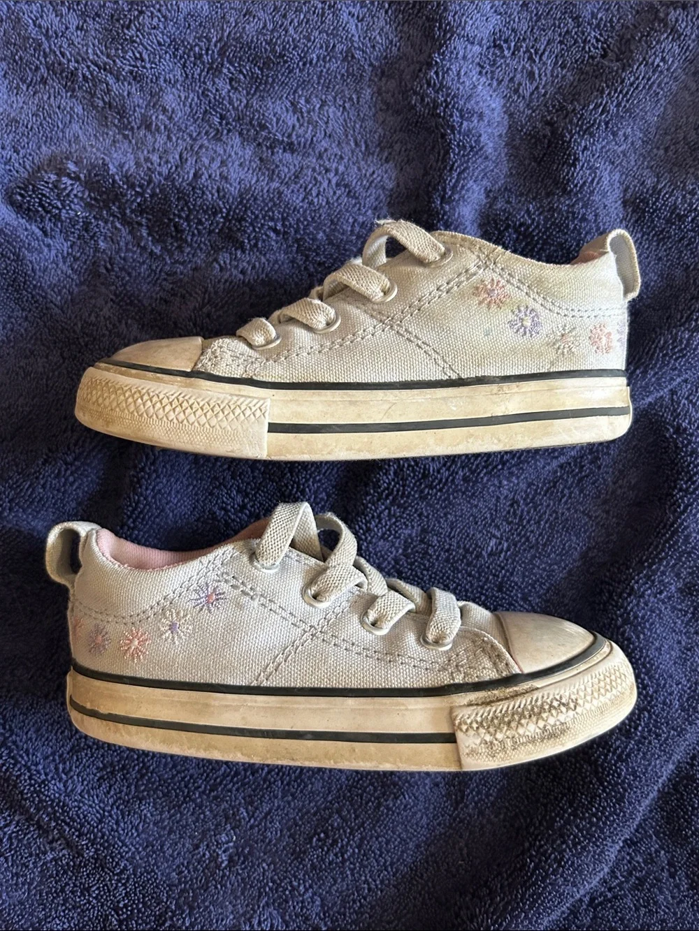 Converse Kids Canvas Low Top Sneakers in Beige with Pink Lining